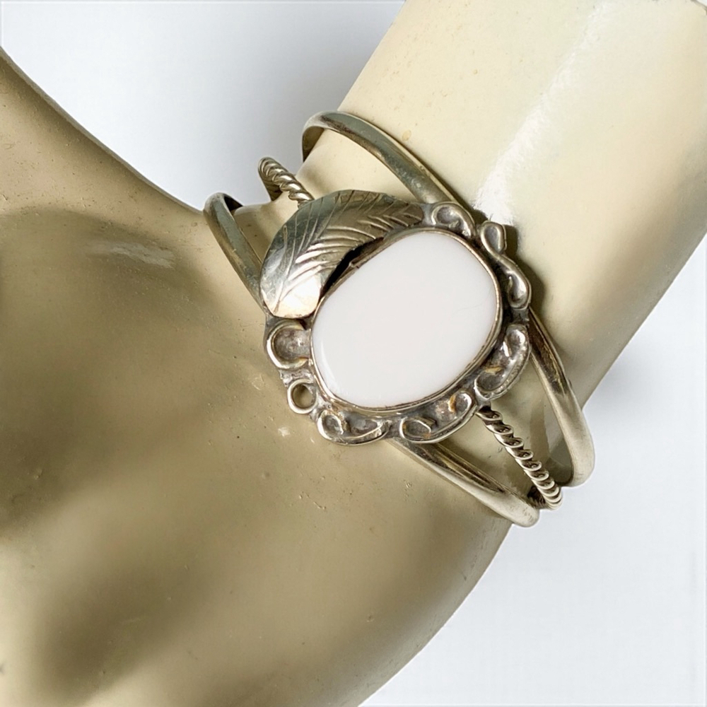 Vintage Sterling Navajo Pure White Buffalo Dolomite Squash Blossom Cuff Bracelet - Picture 4 of 6